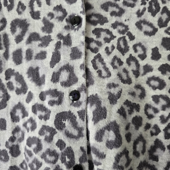 OLD NAVY MATERNITY Gray Animal Print Cardigan Button Down Leopard Print Large - Picture 5 of 17